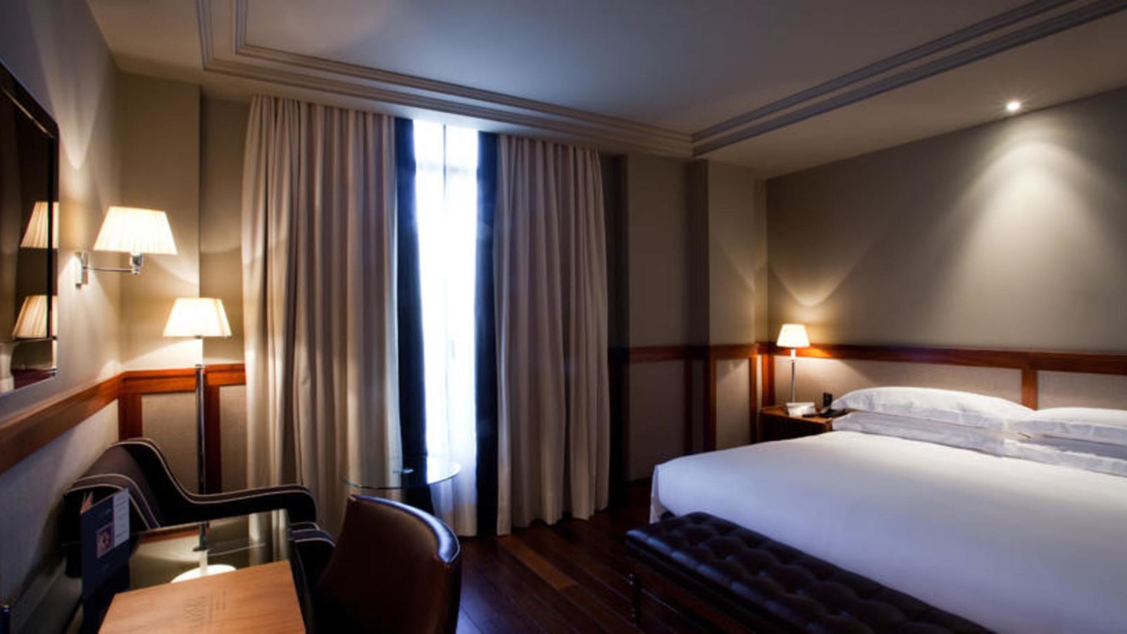 rooms-twin-deluxe-two-beds