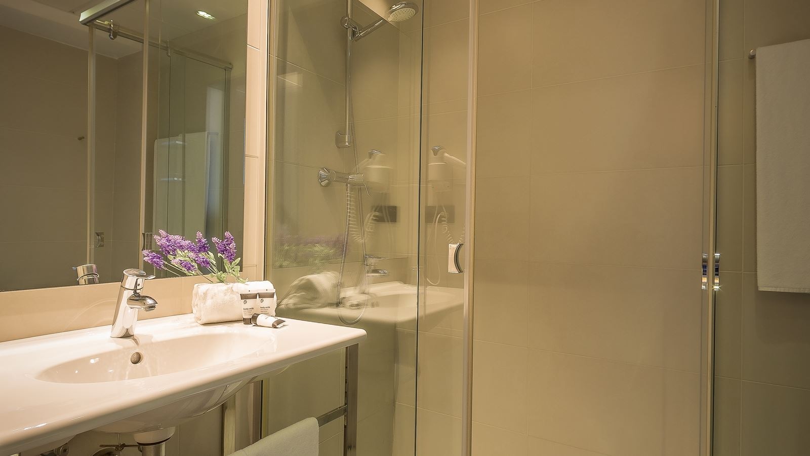 rooms-double-single-use-with-double-bed