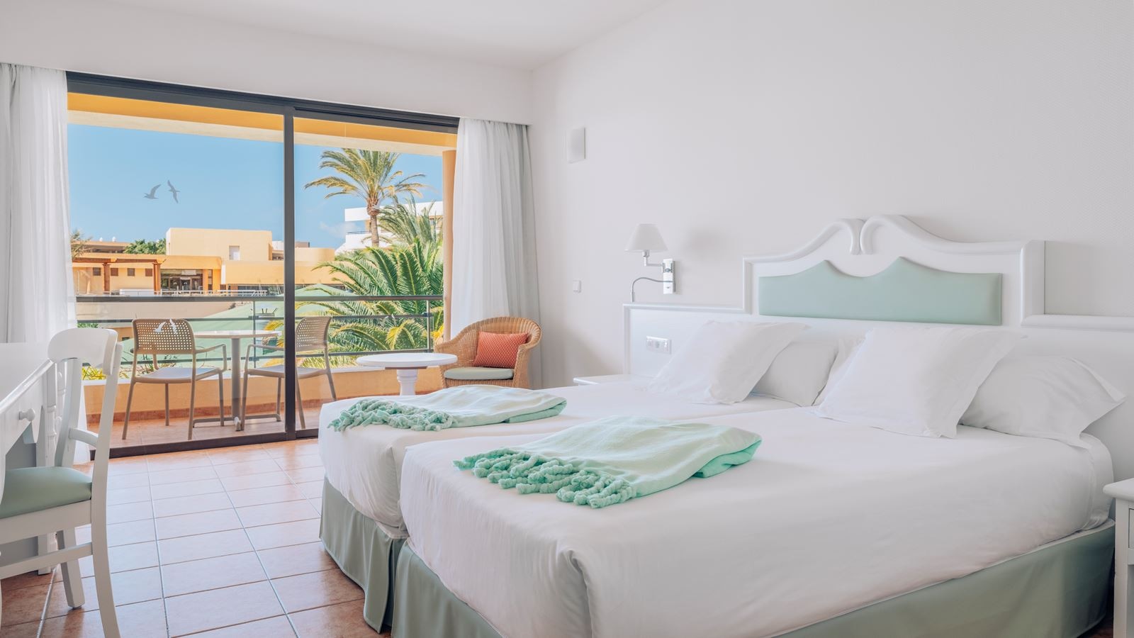 rooms-double-sea-view-balcony-or-terrace