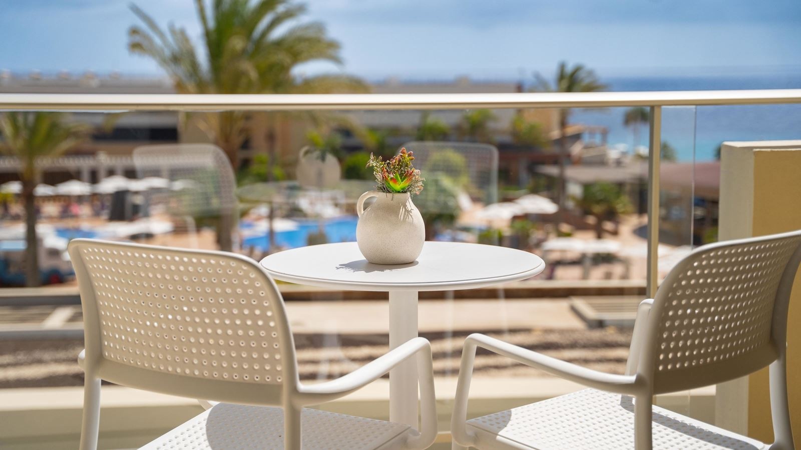 rooms-family-suite-pool-view