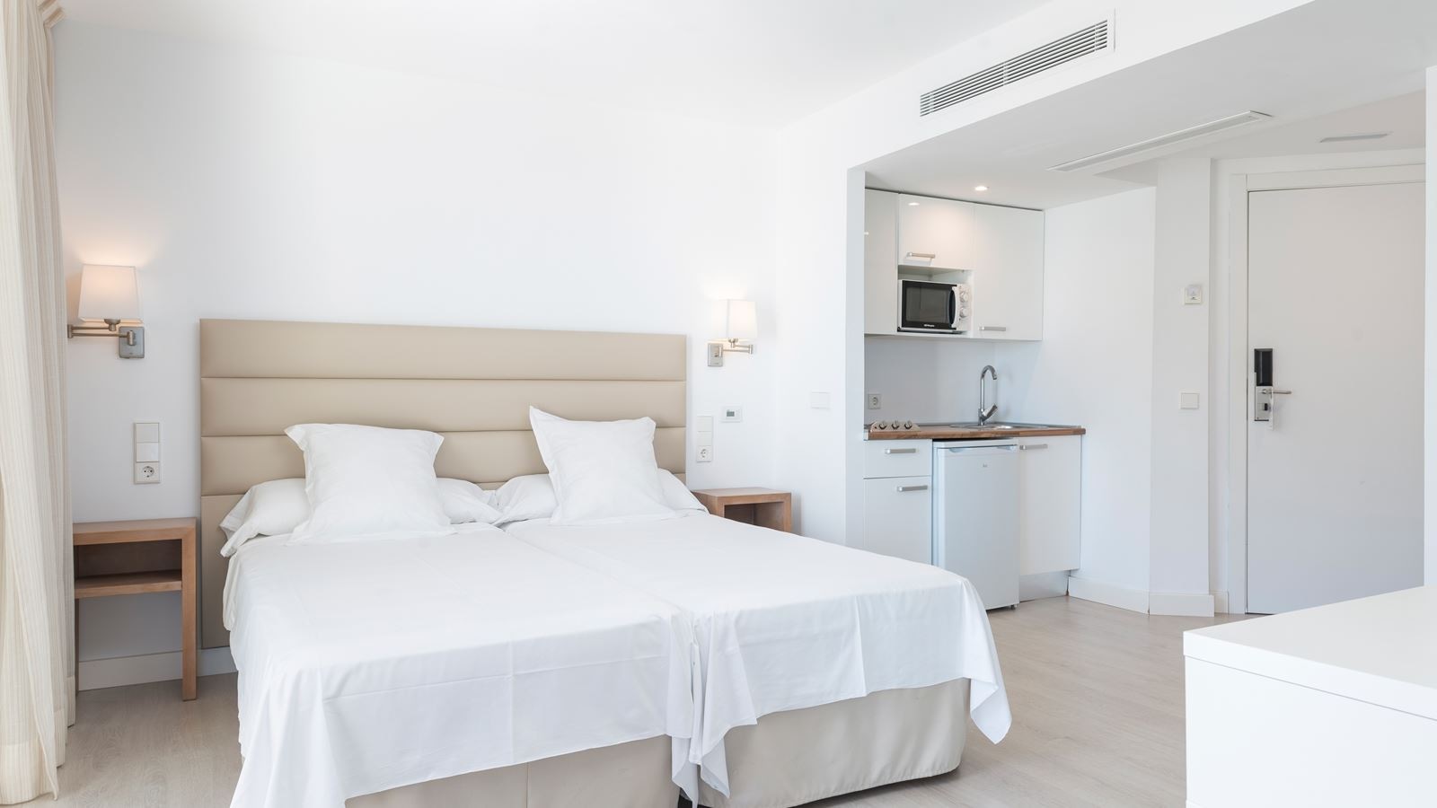 rooms-studio-balcony-or-terrace