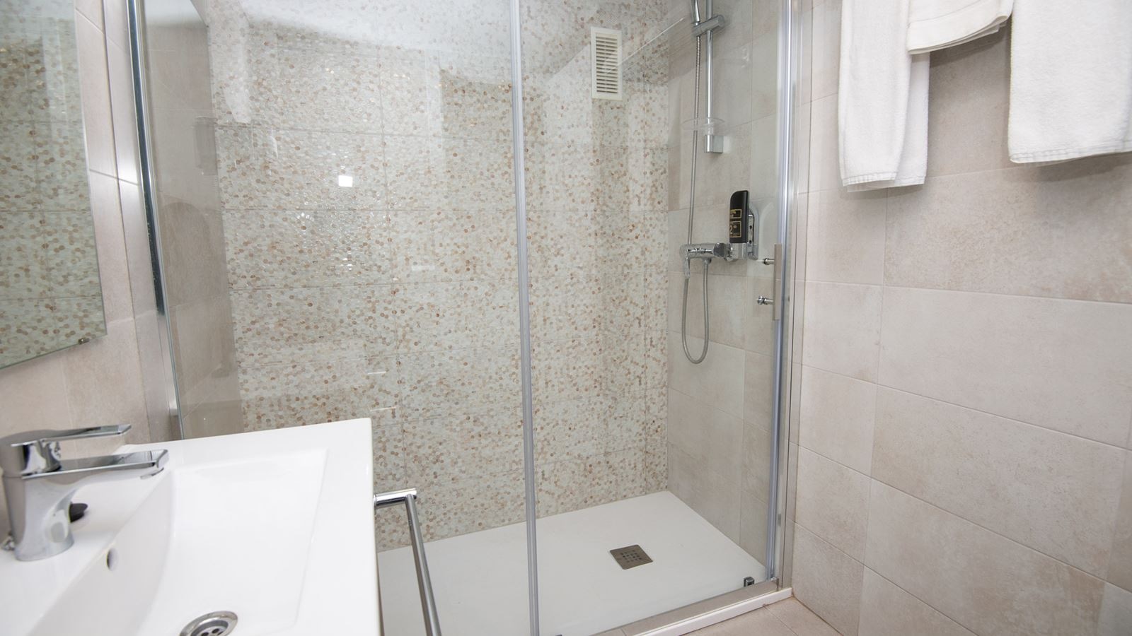 rooms-suite-balcony-or-terrace