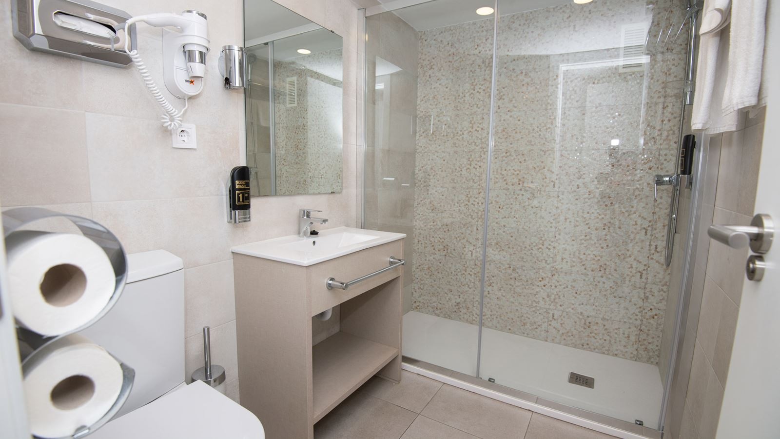 rooms-suite-balcony-or-terrace