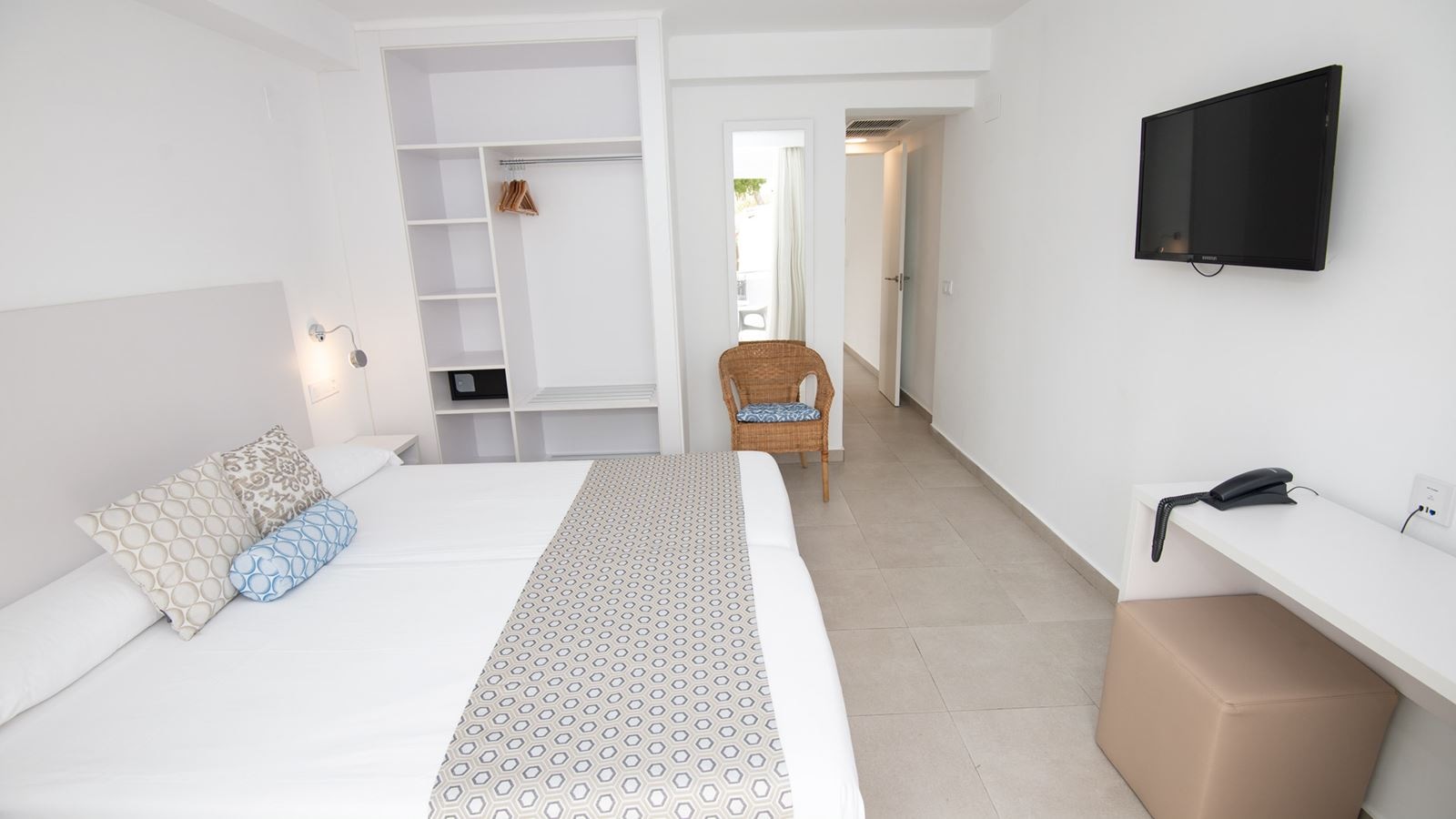 rooms-suite-balcony-or-terrace