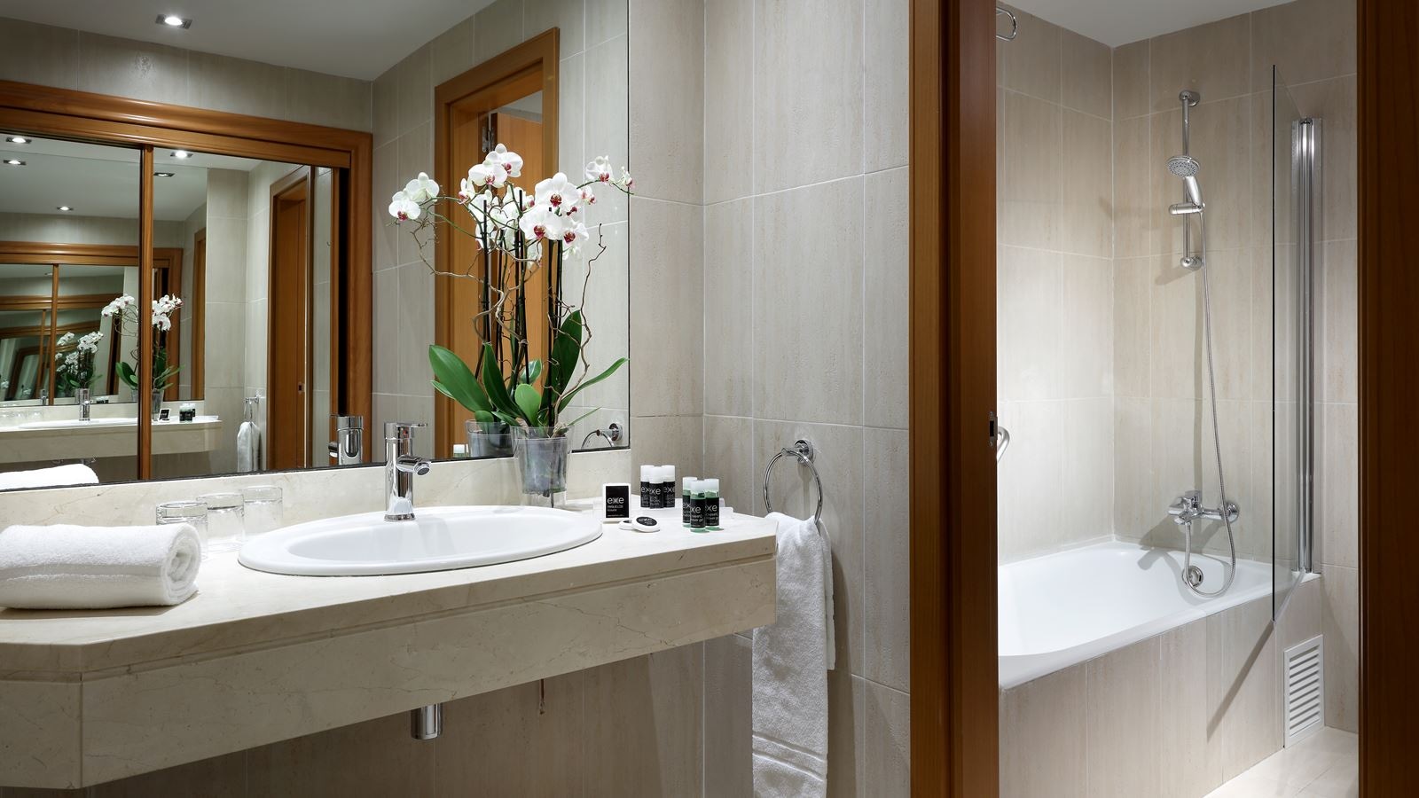 rooms-room-city-view