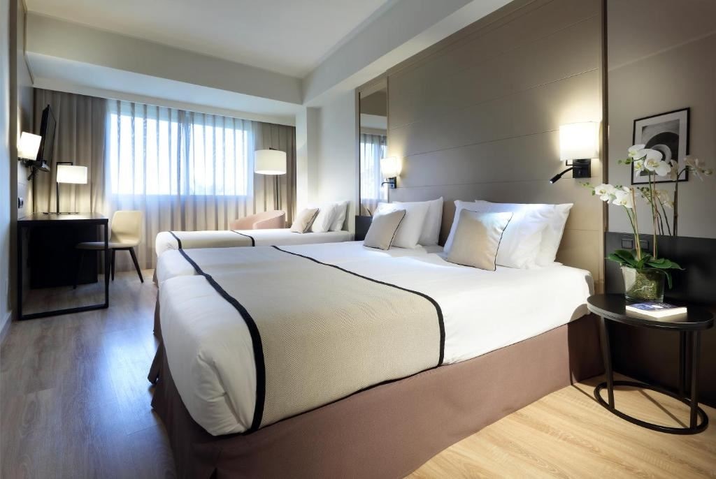 rooms-room-city-view