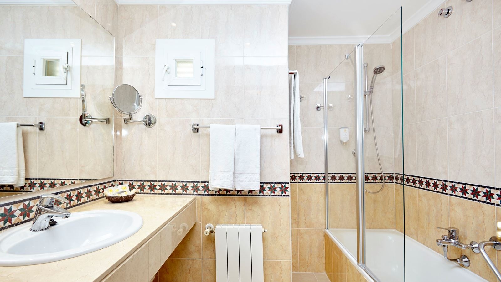 rooms-double-or-twin-superior-with-balcony