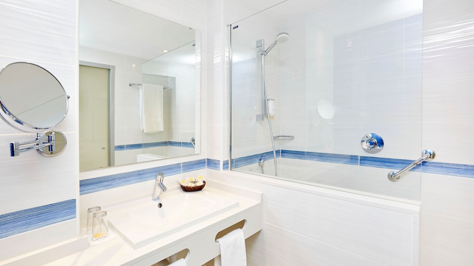 rooms-double-or-twin-superior-with-balcony