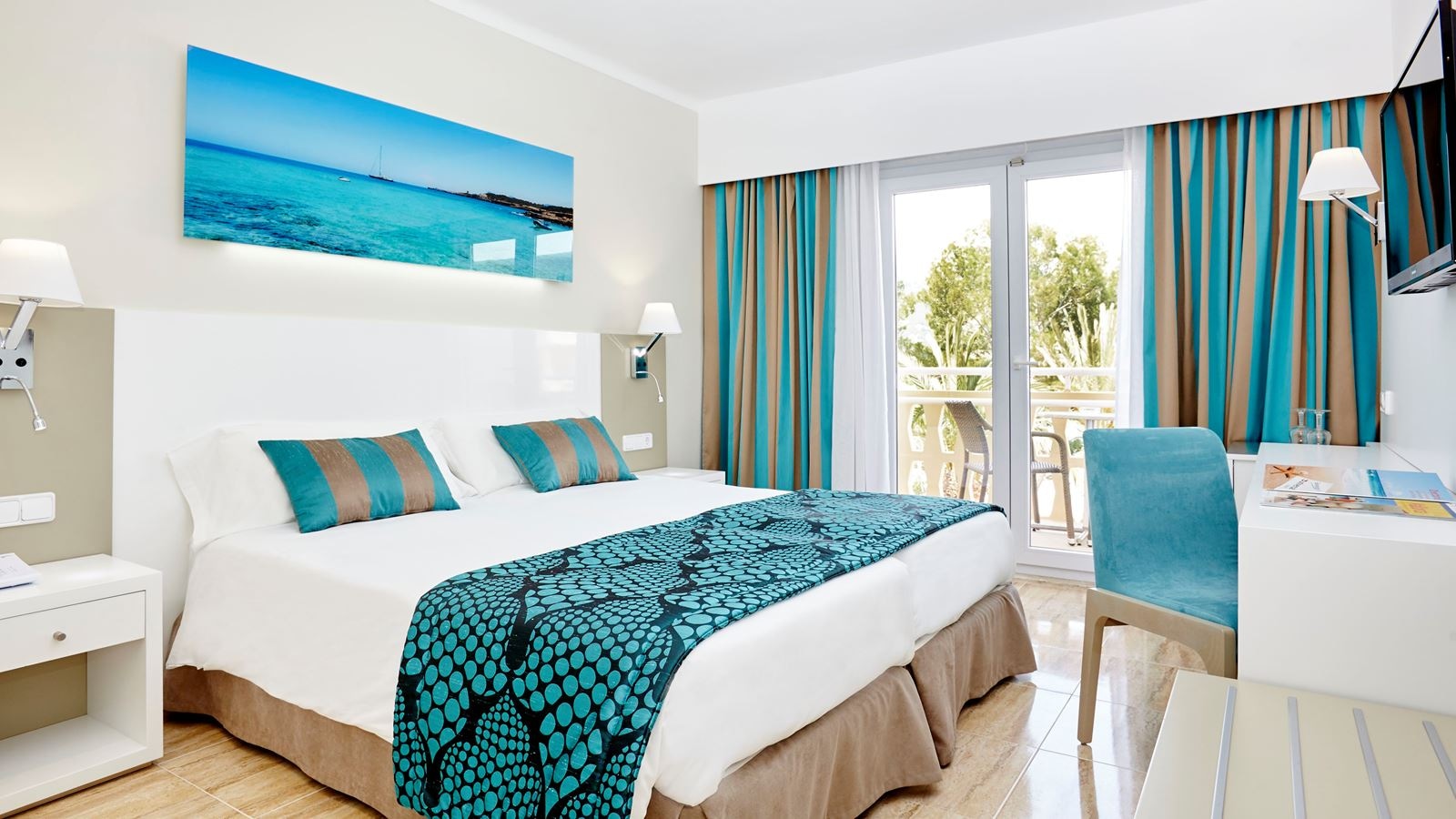 rooms-double-or-twin-superior-with-balcony