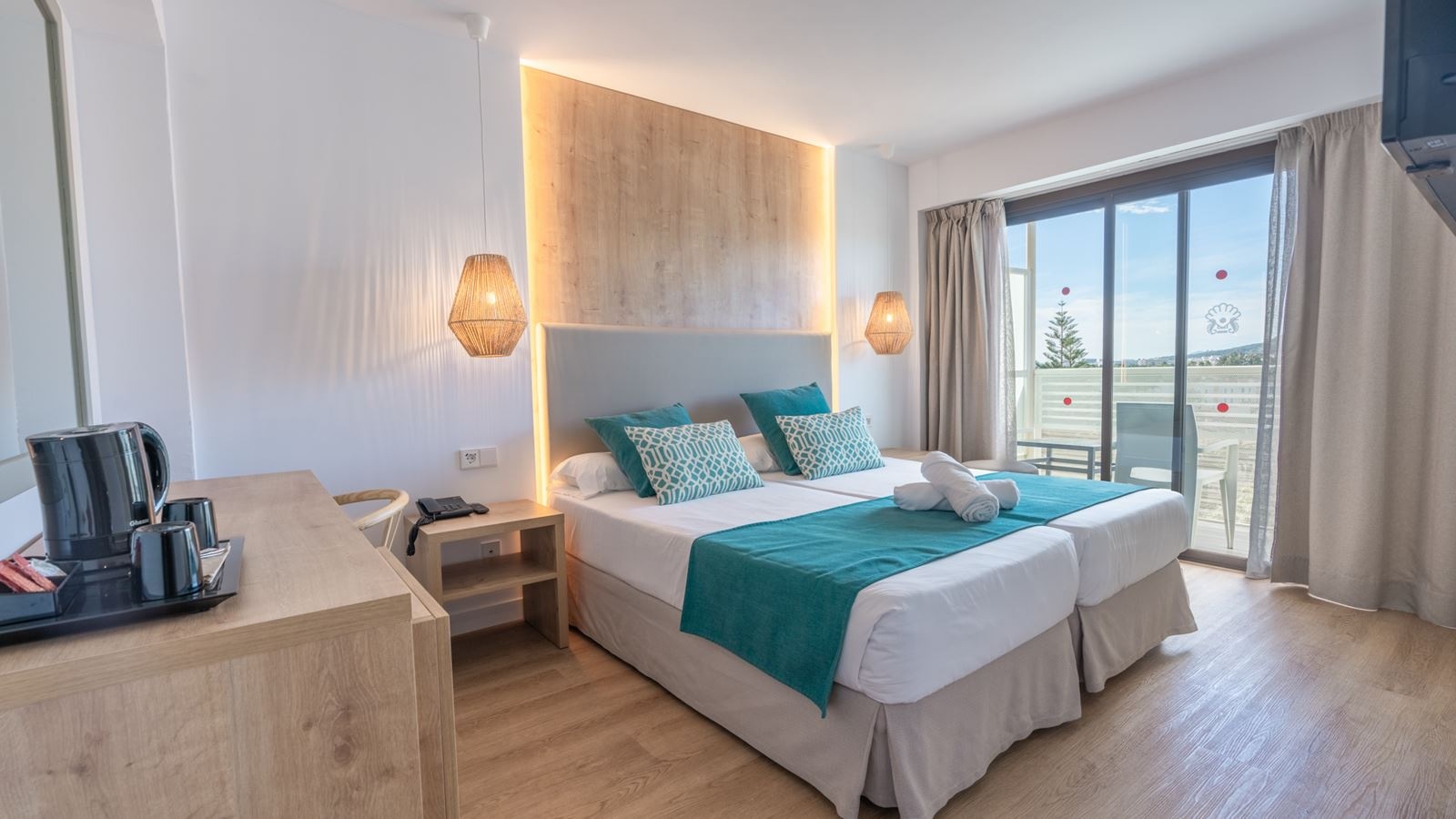 rooms-bahia--double-streetview-1st-2nd-or-3rd-floor-with-balcony-or-terrace