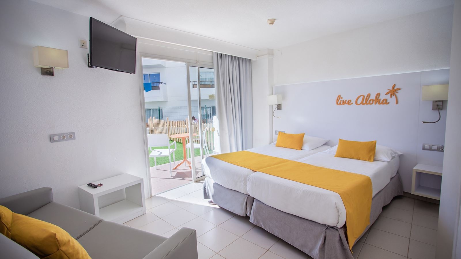 rooms-family-suite-with-terrace-and-private-garden