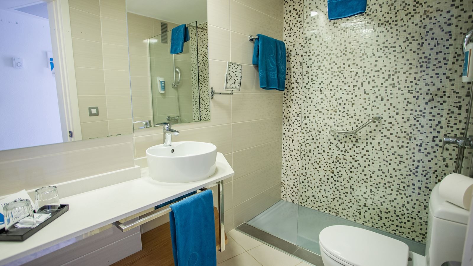 rooms-family-suite-with-terrace-and-private-garden