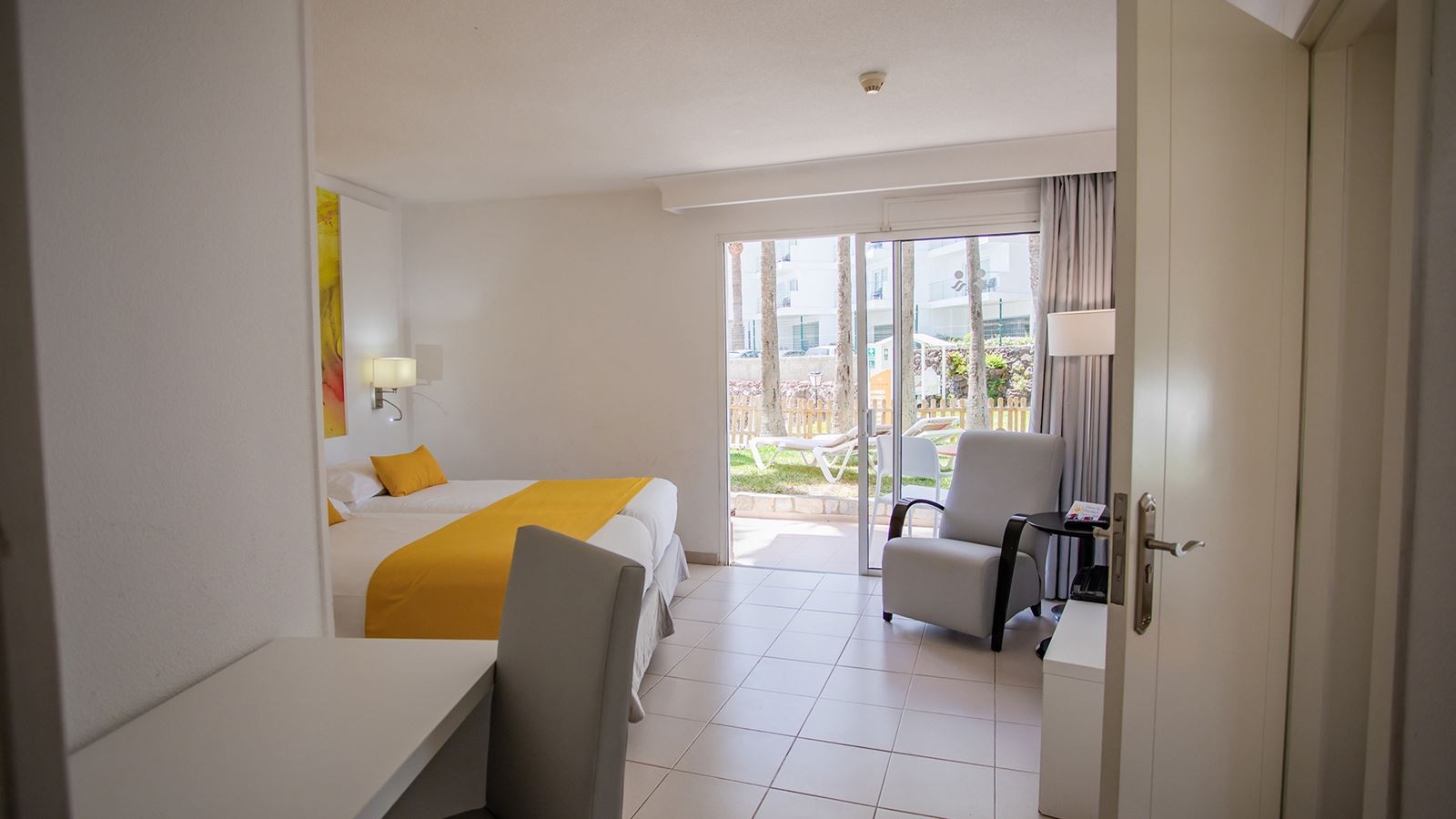 rooms-family-suite-with-terrace-and-private-garden