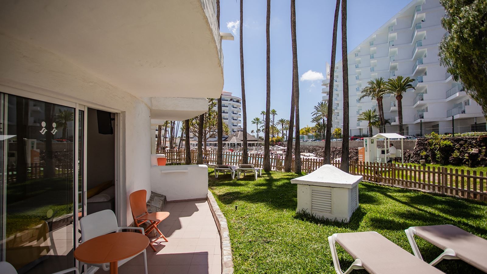 rooms-family-suite-with-terrace-and-private-garden