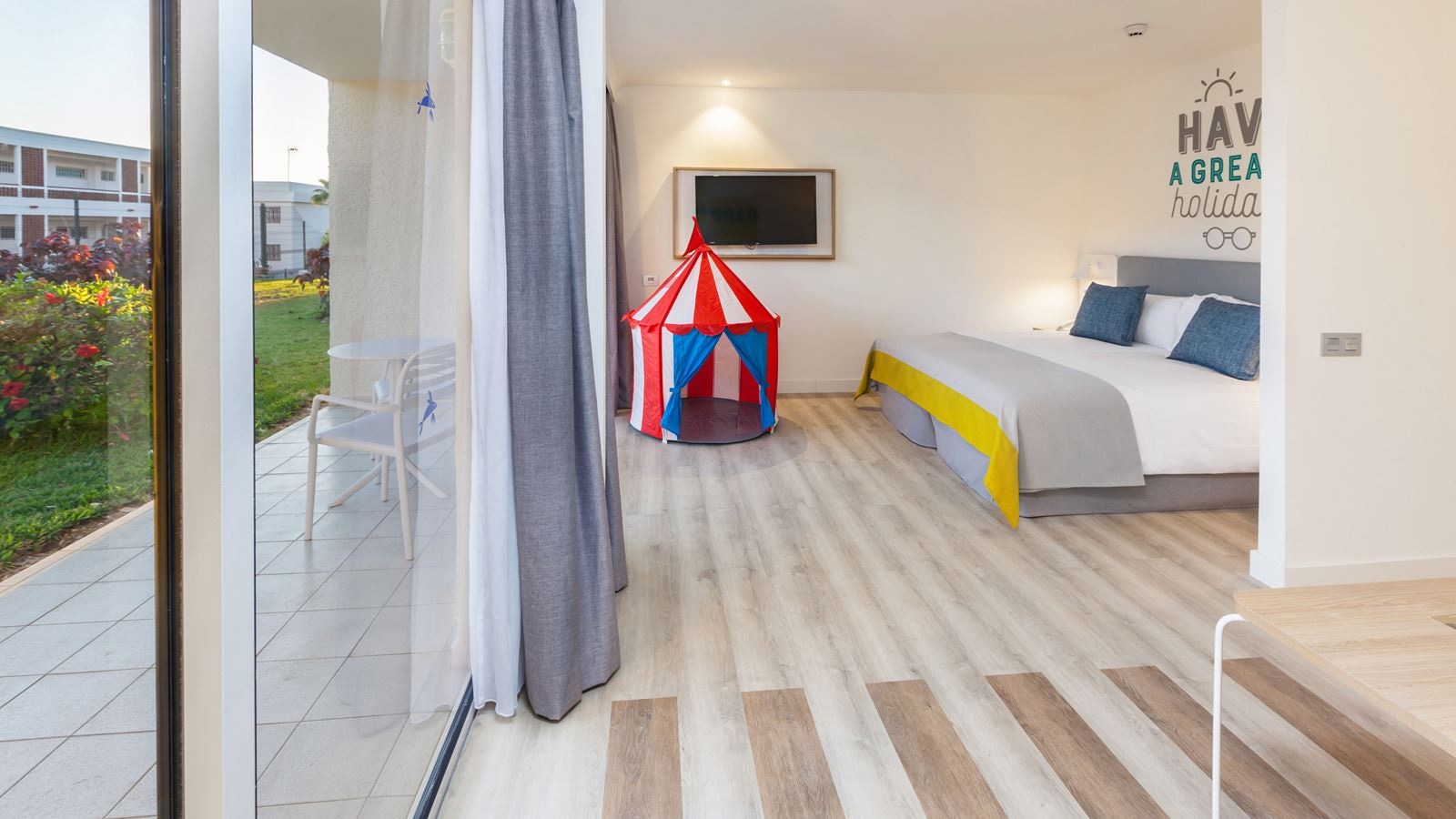 rooms-dfa-family-room-balcony