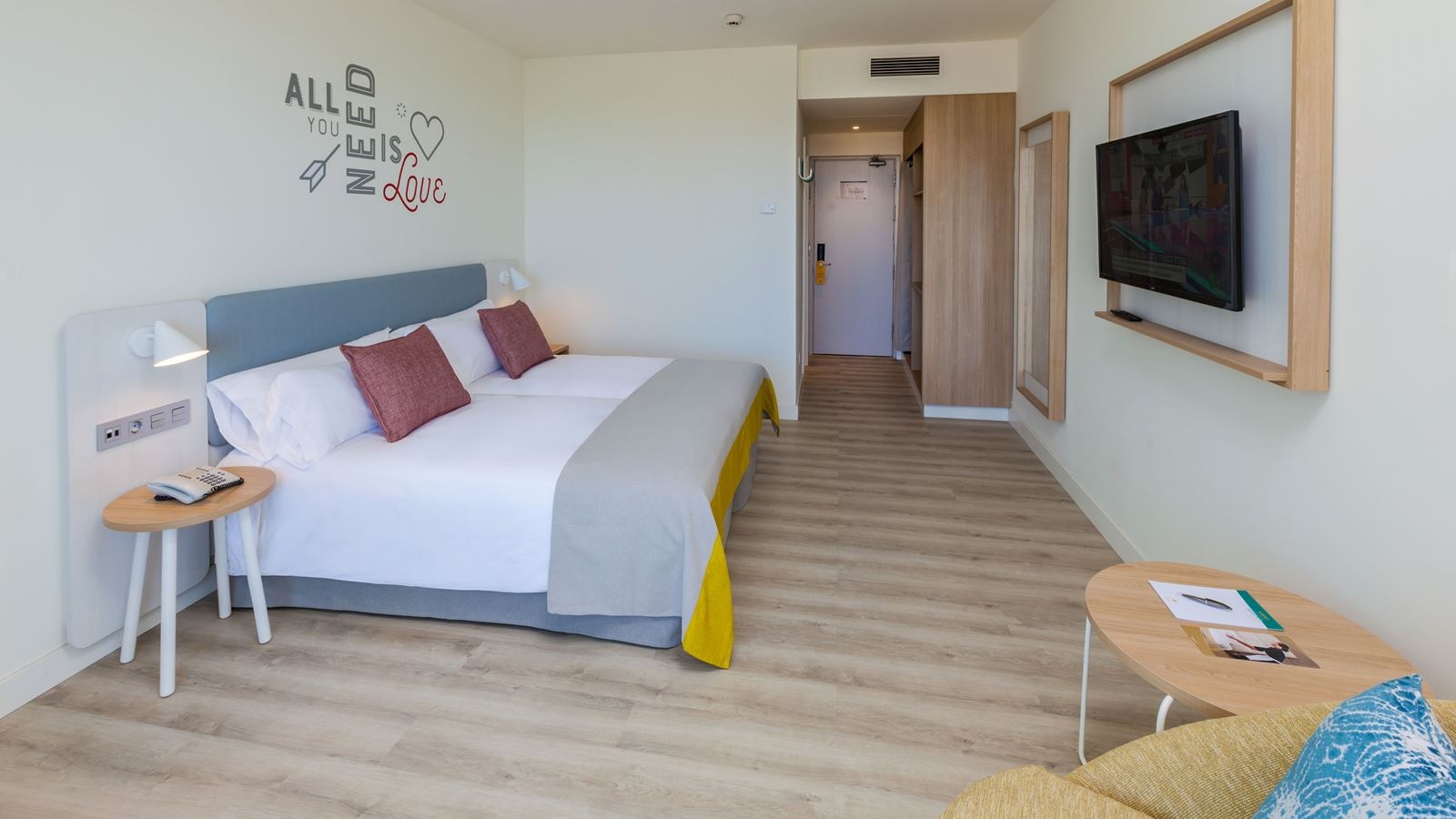 rooms-ddev-deluxe-room-balcony-adults-only