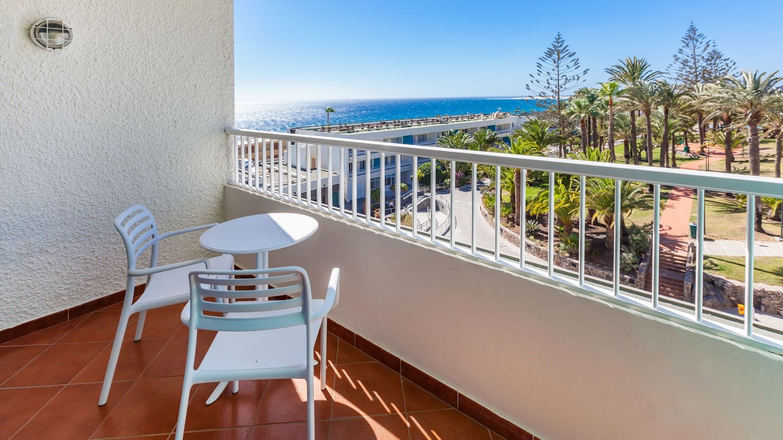 rooms-ddev-deluxe-room-balcony-adults-only