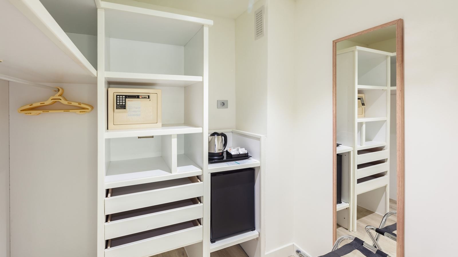 rooms-dfa-family-room-balcony