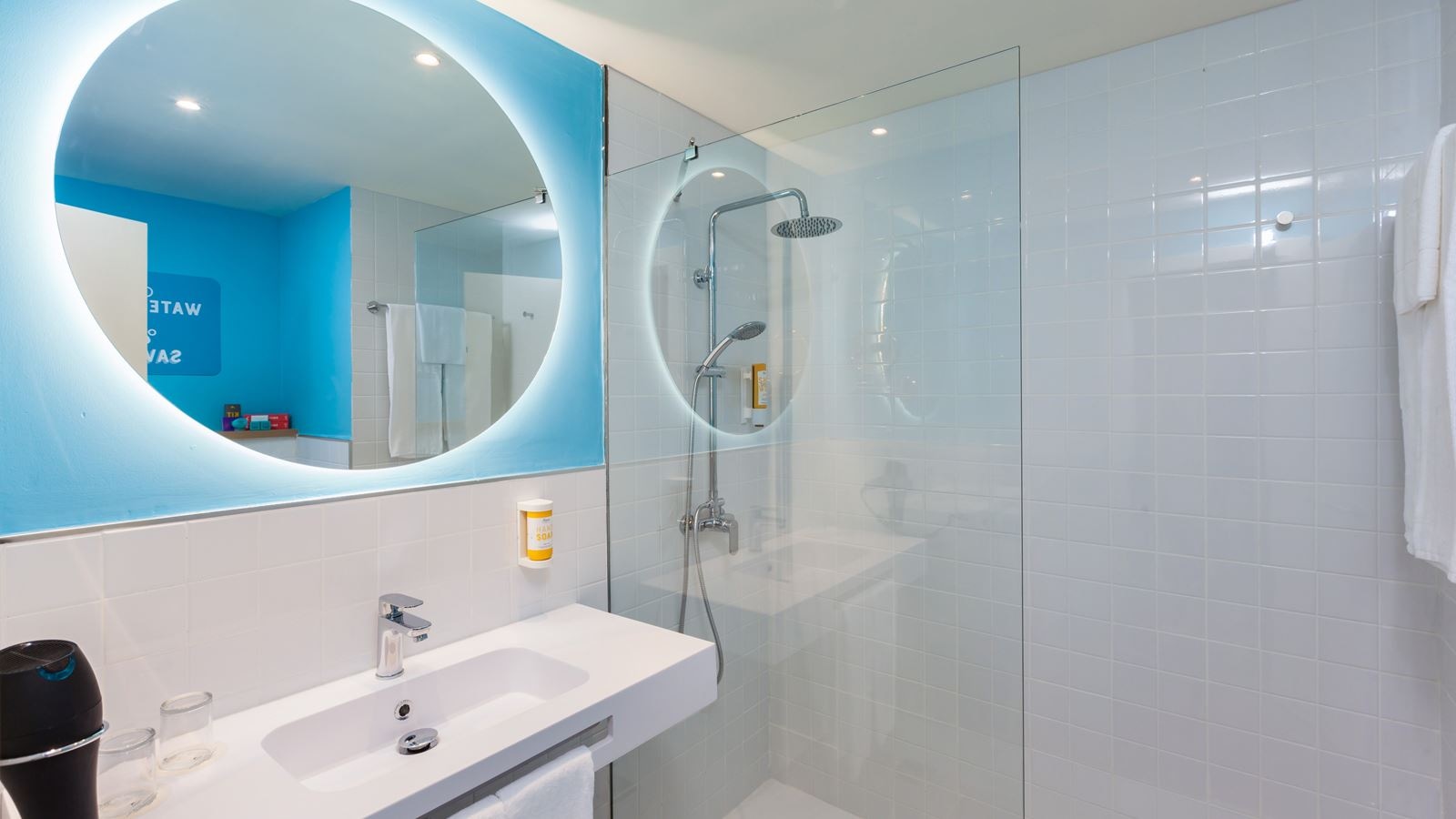 rooms-ddev-deluxe-room-balcony-adults-only