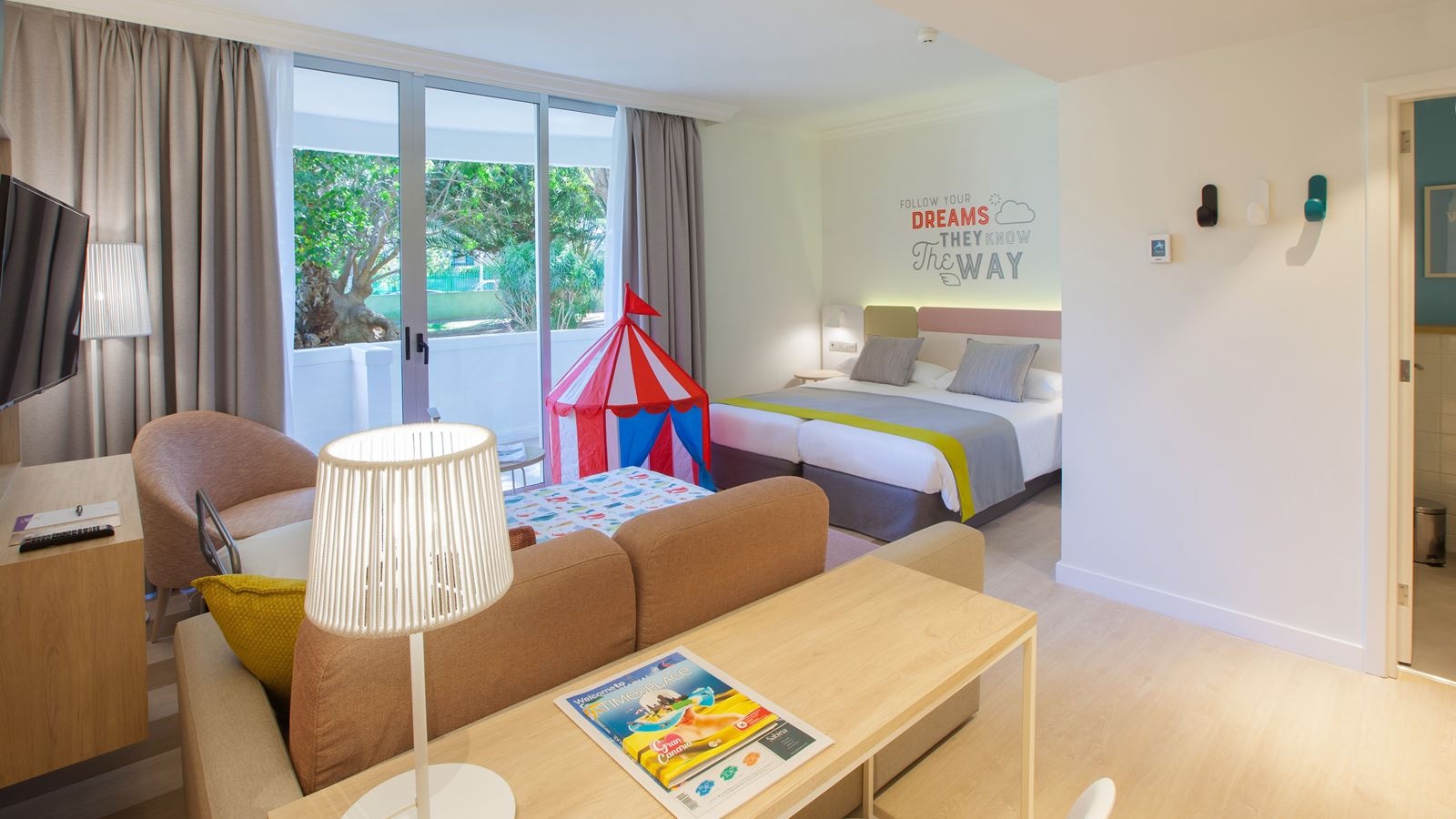 rooms-dfa-family-room-balcony