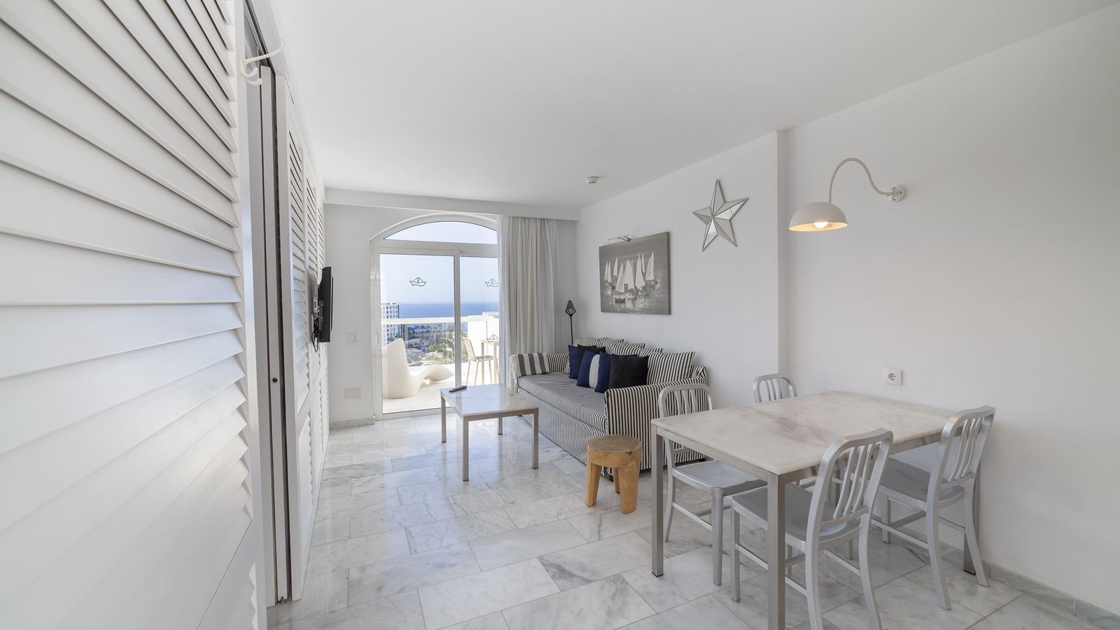 rooms-apartment-with-terrace-terrace-suite