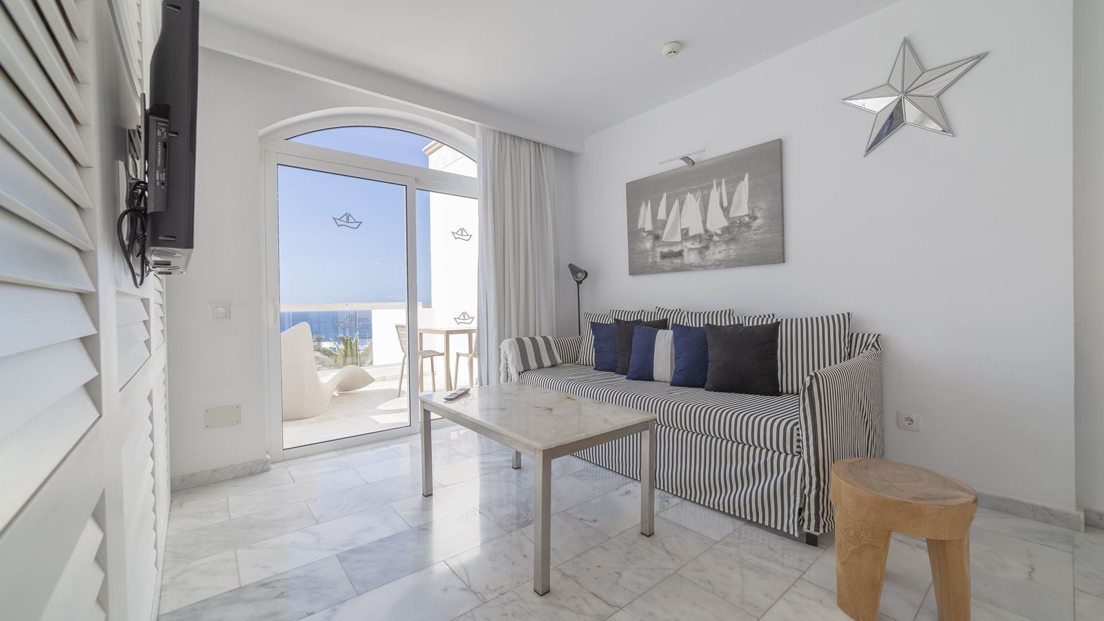 rooms-apartment-with-terrace-terrace-suite