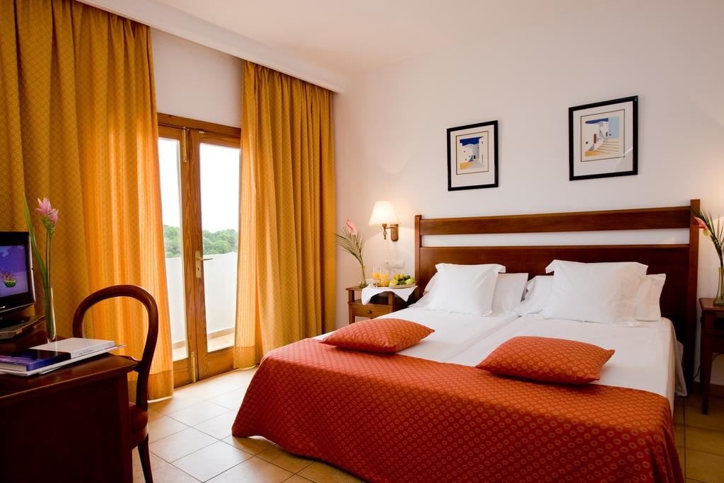 rooms-double-or-twin-with-balcony