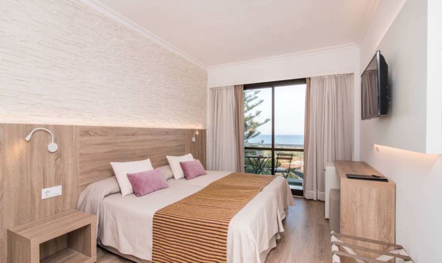 rooms-double-seaview-room-balcony