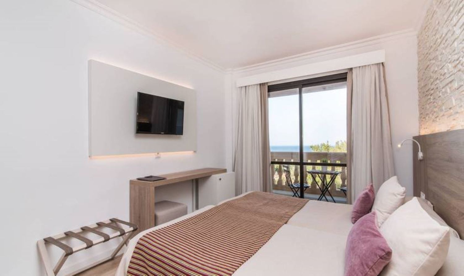 rooms-dbl-singleuse-seaview-room-balcony