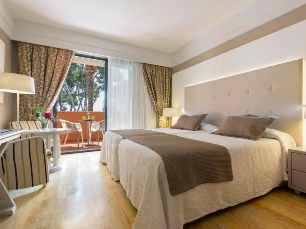 rooms-double-standard-room-with-balcony