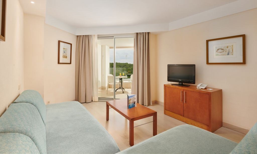 rooms-apartment-one-bedroom-balcony-or-terrace