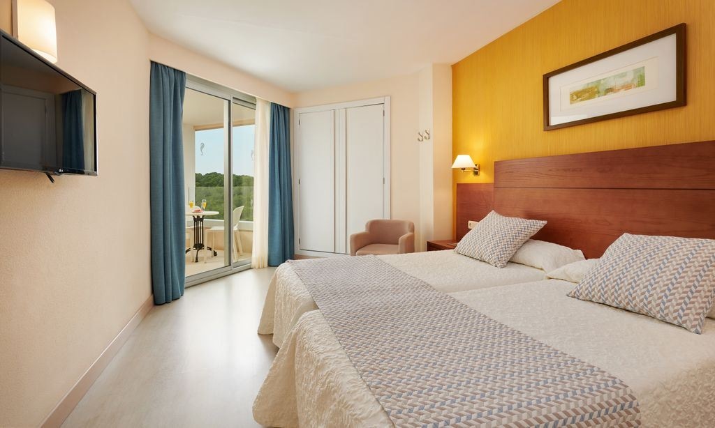 rooms-apartment-one-bedroom-balcony-or-terrace