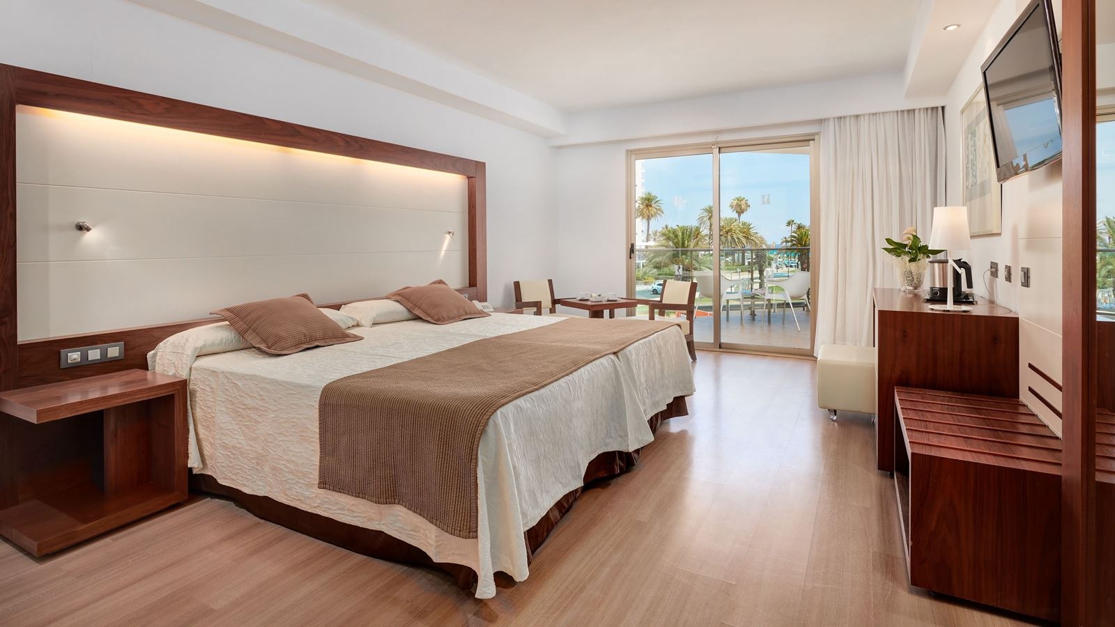 rooms-double-room-balcony-or-terrace