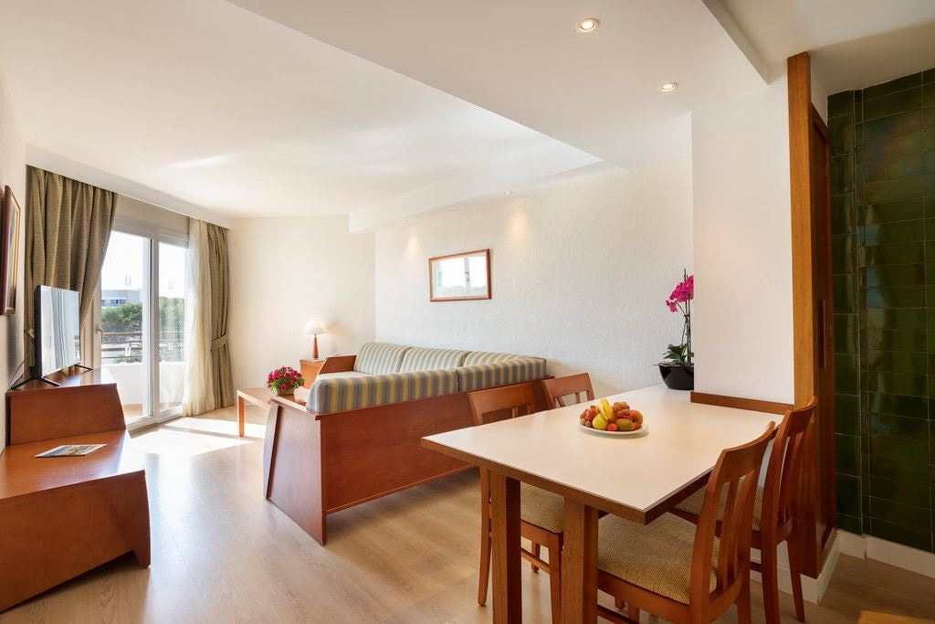 rooms-apartment-1-bedroom-with-balcony