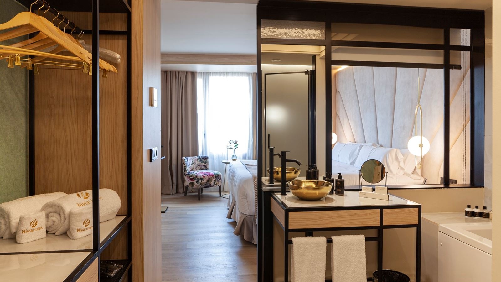 rooms-cozy-room-hot-tub