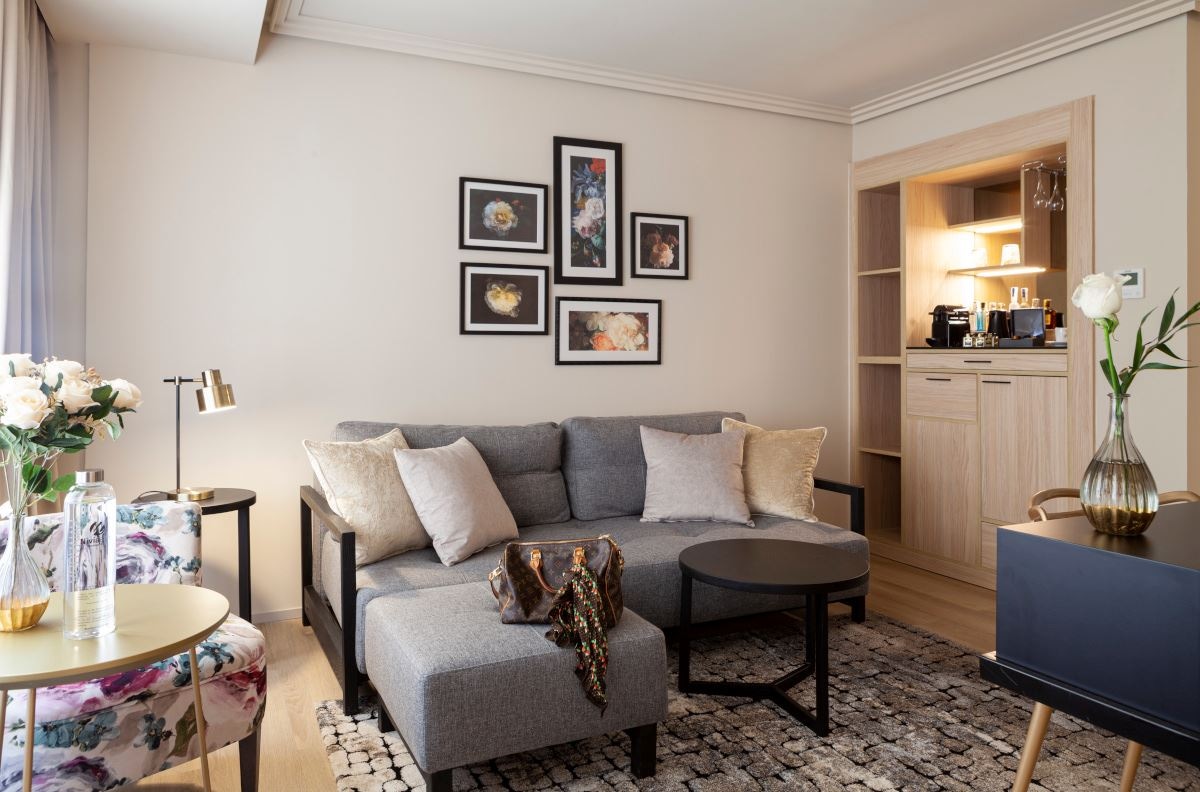 rooms-the-hidden-suite-designer-hot-tub