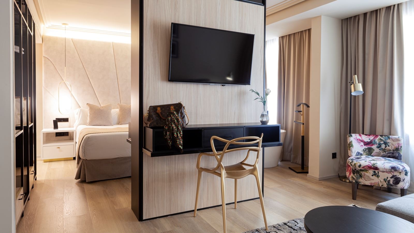 rooms-the-hidden-suite-designer-hot-tub