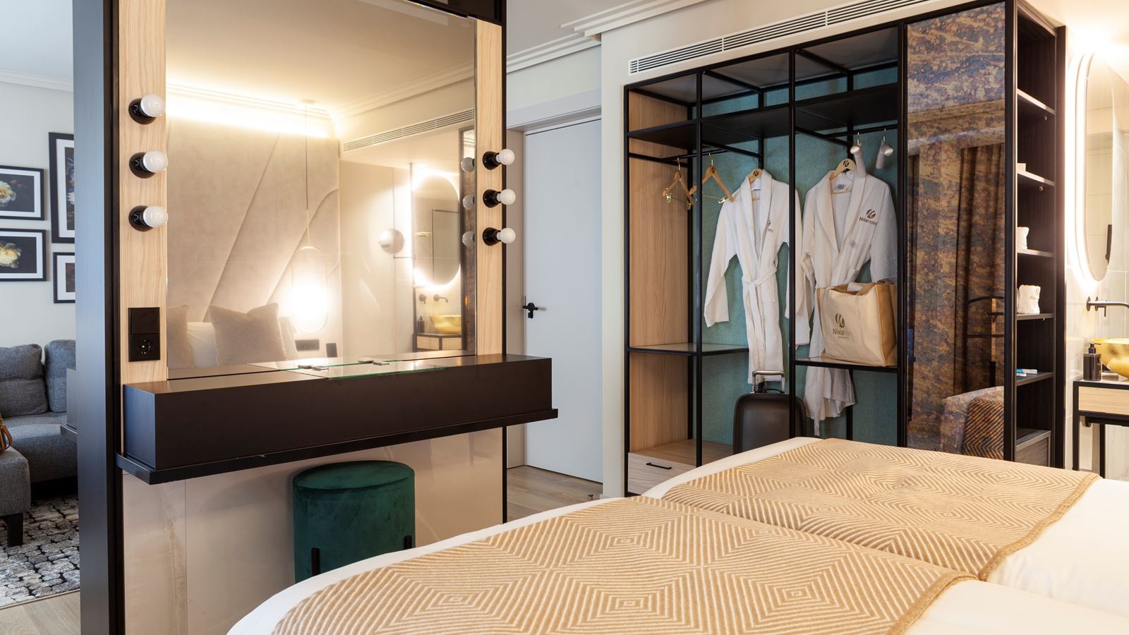 rooms-the-hidden-suite-designer-hot-tub