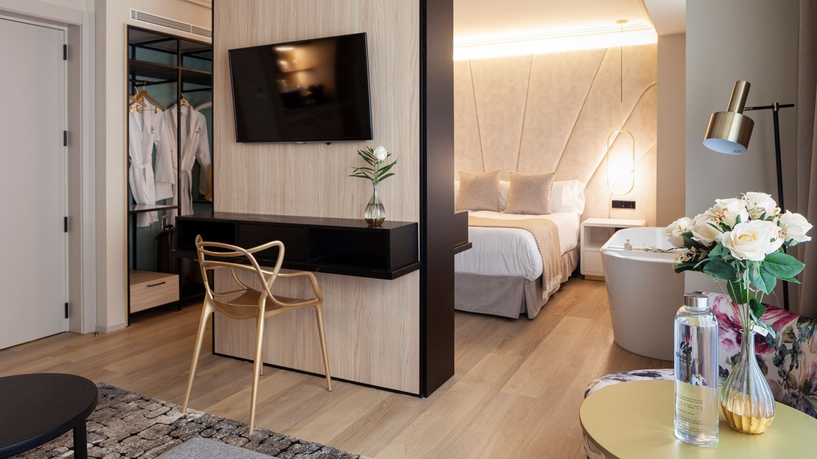 rooms-the-hidden-suite-designer-hot-tub