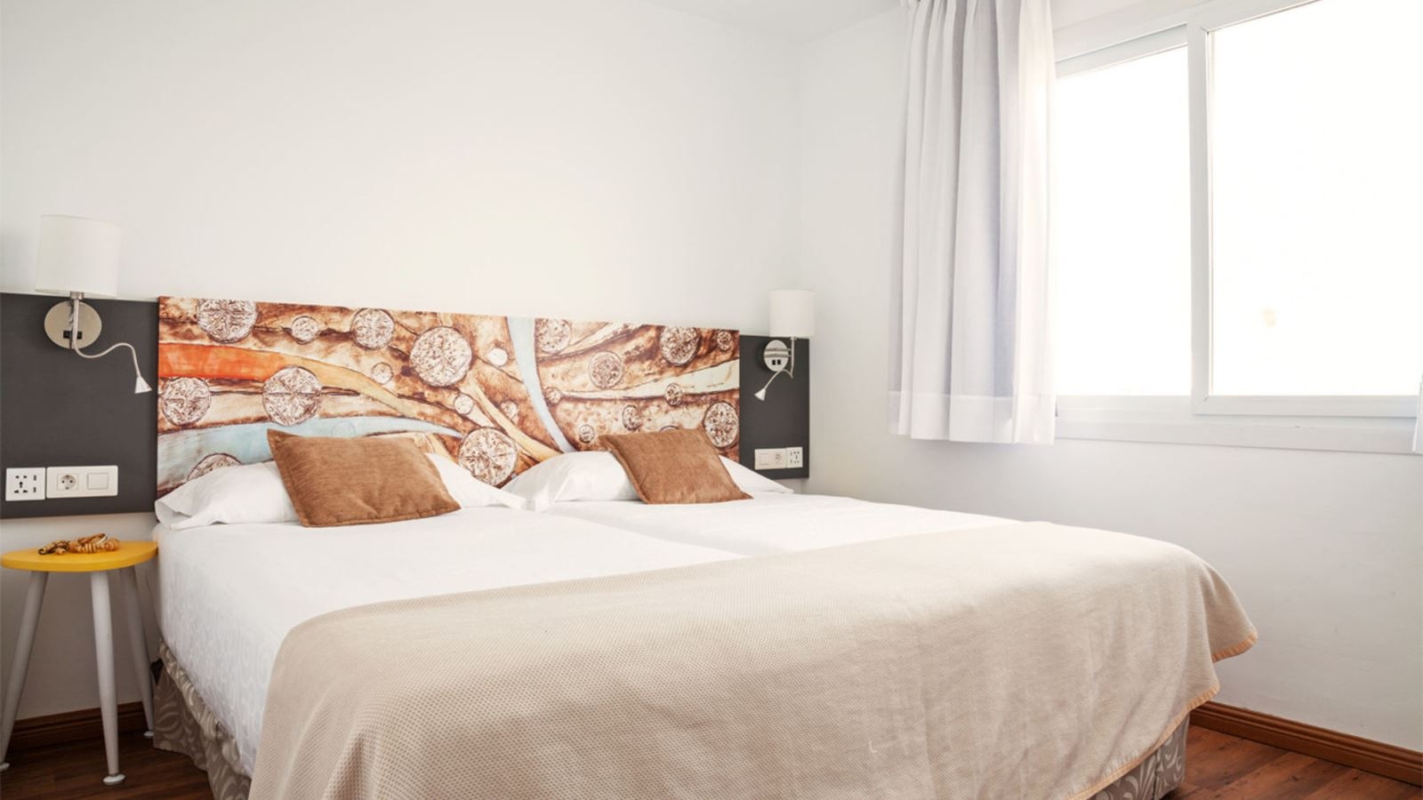 rooms-apartment-1-bedroom-with-balcony-or-terrace