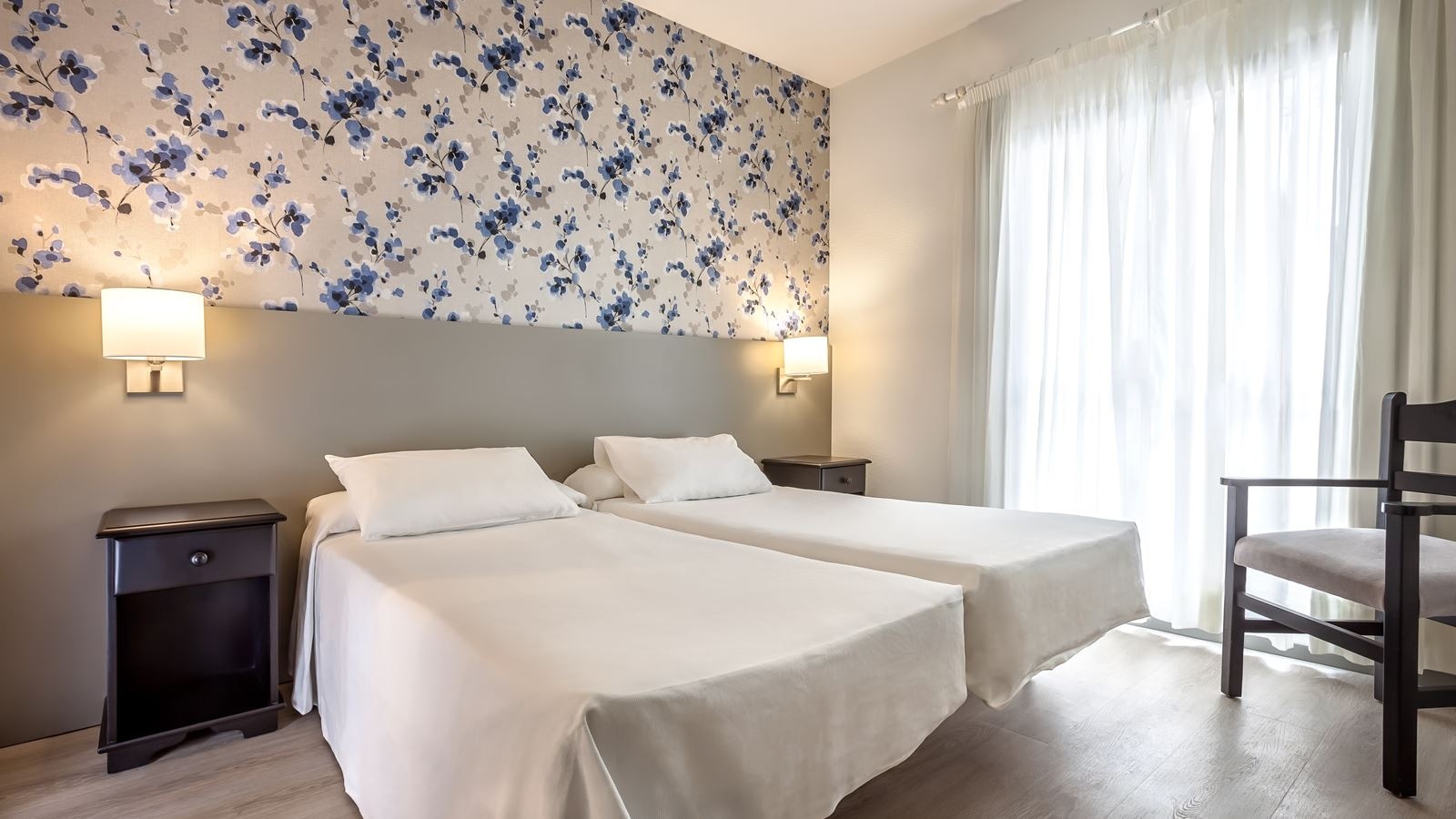 rooms-2-bedroom-standard-apartment-balcony-or-terrace