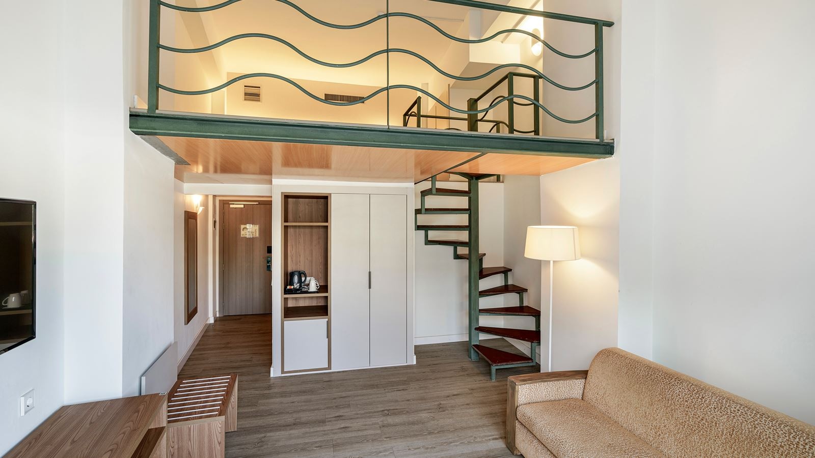 rooms-basic-room-pool-view