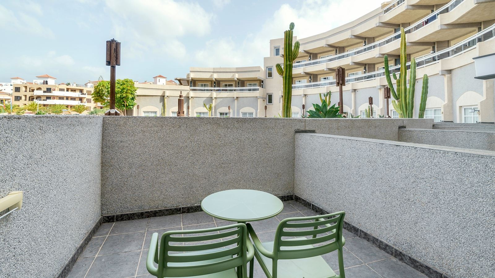 rooms-basic-room-pool-view