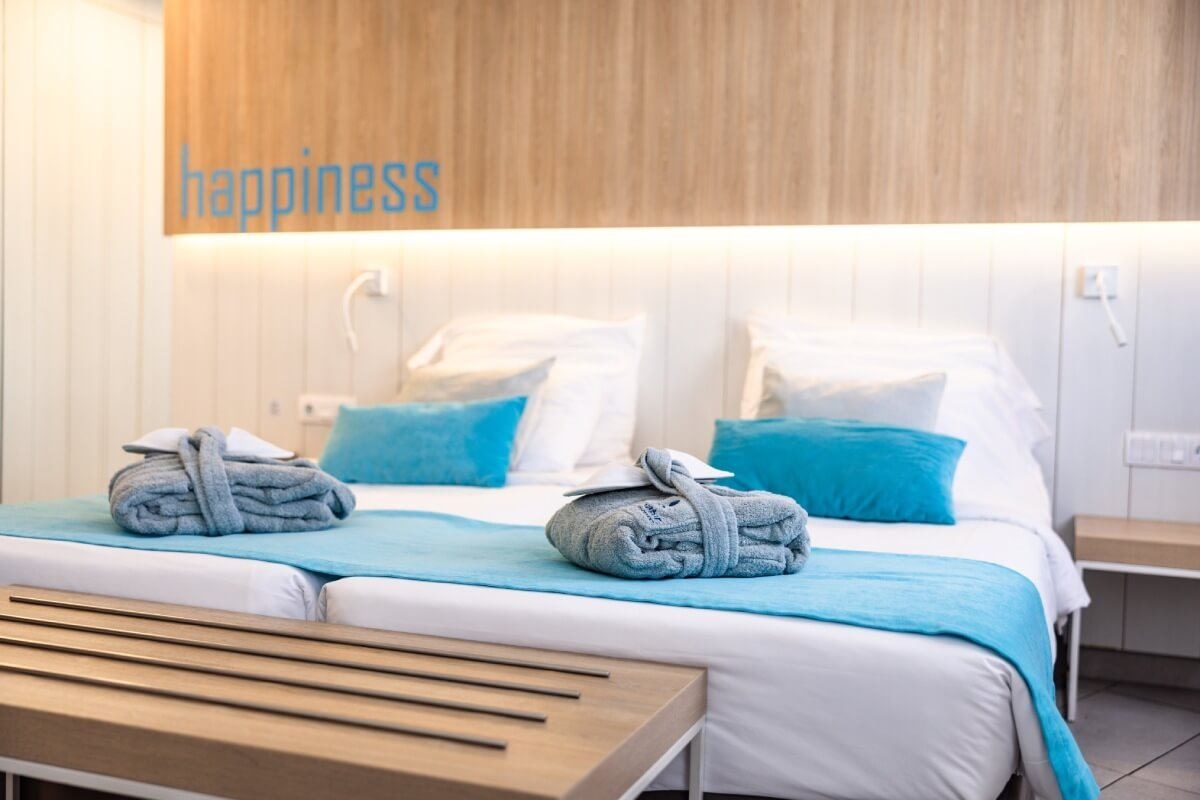 rooms-superior-double-room-with-balcony-limited-sea-view