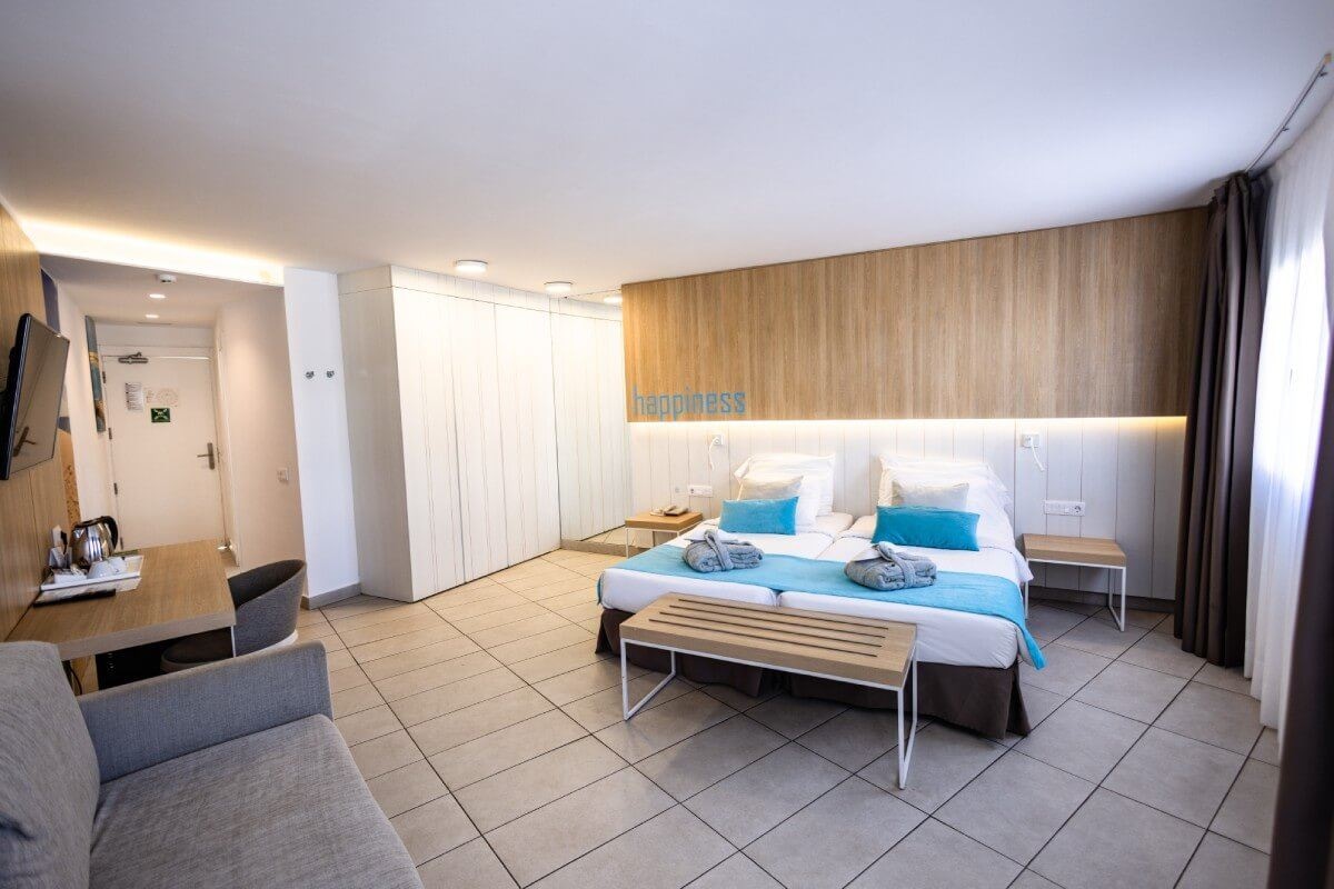 rooms-superior-double-room-with-balcony-limited-sea-view