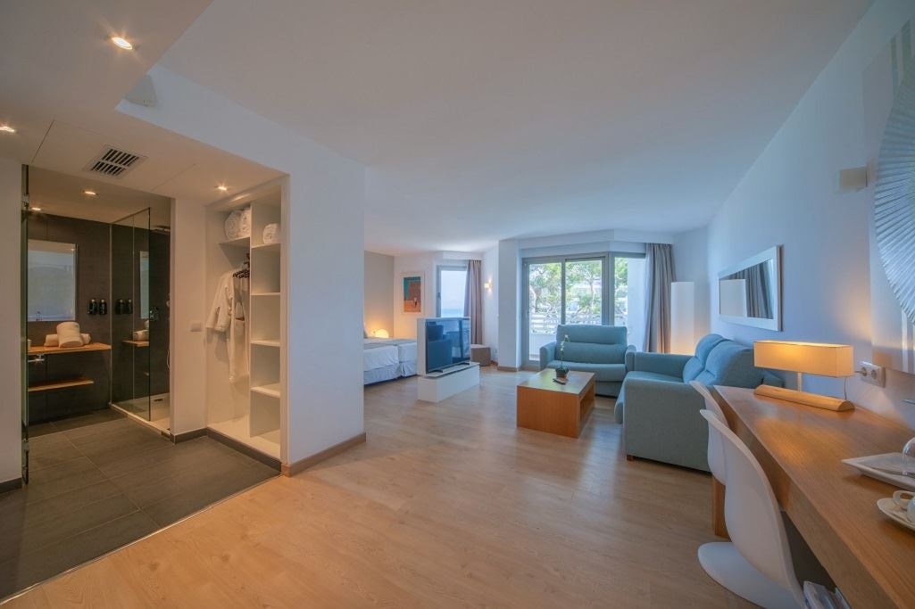 rooms-junior-suite-side-sea-view