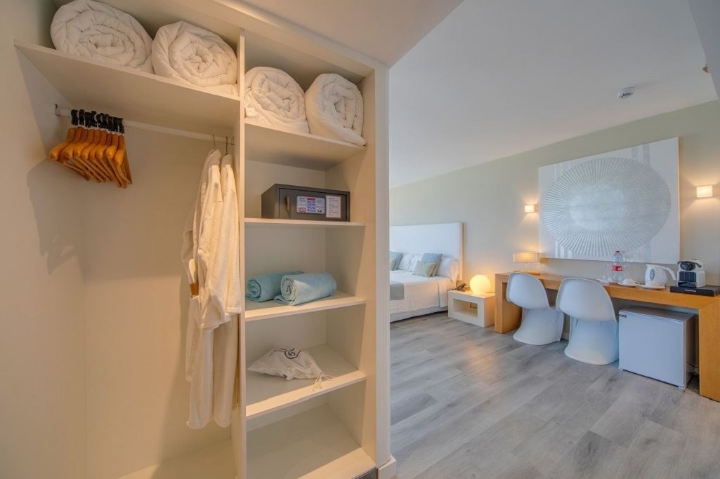 rooms-junior-suite-side-sea-view