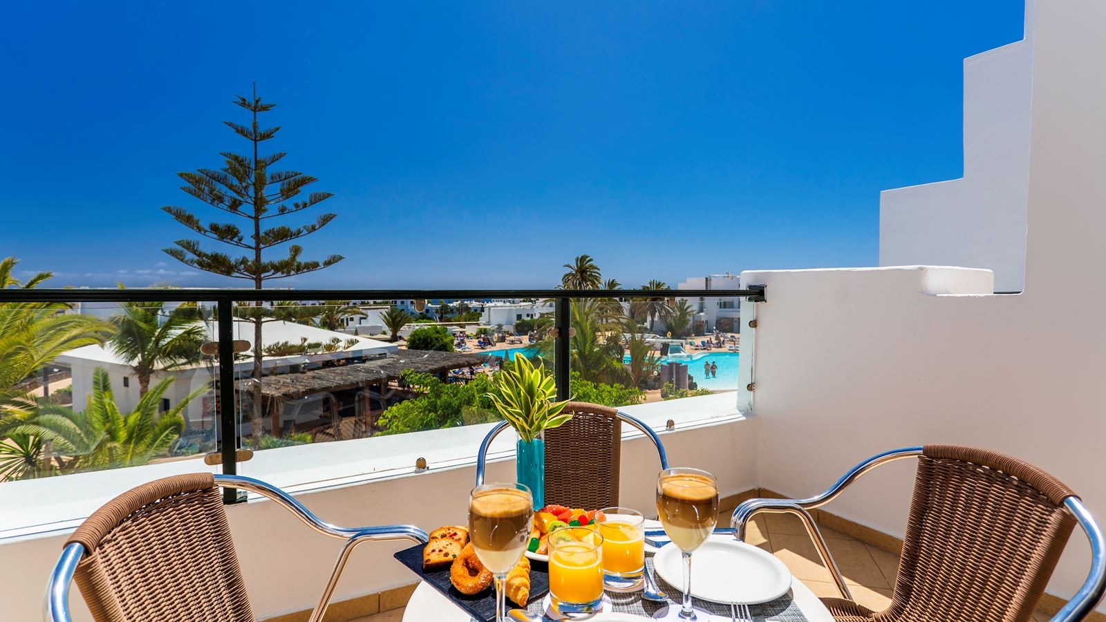 rooms-apartment-1-bedroom-balcony-or-terrace