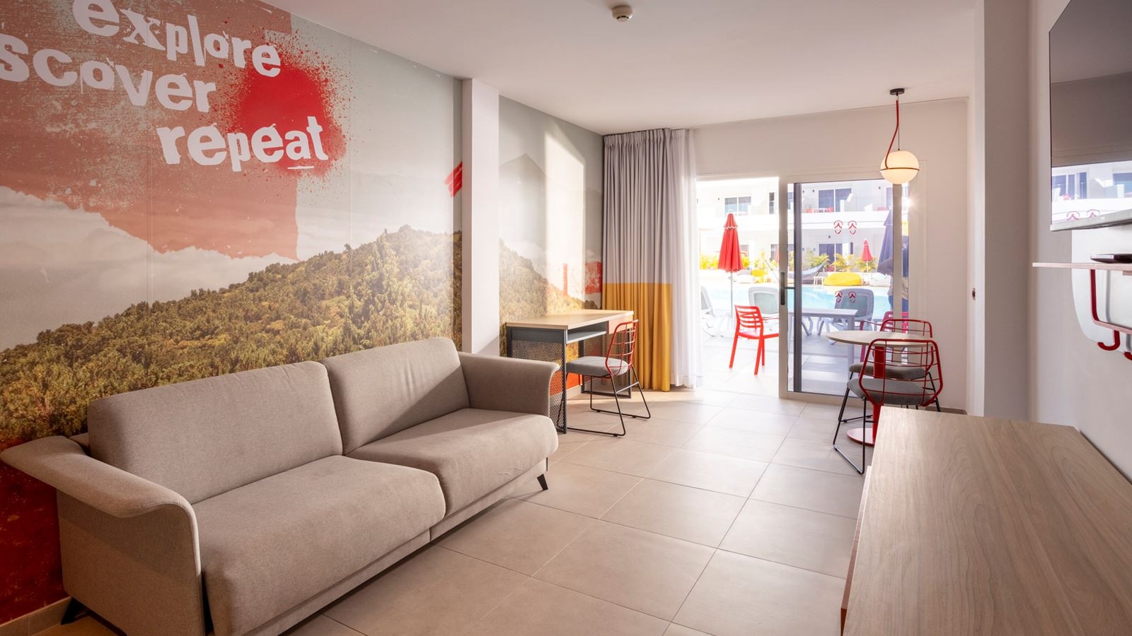 rooms-the-loop-suite-pool-view