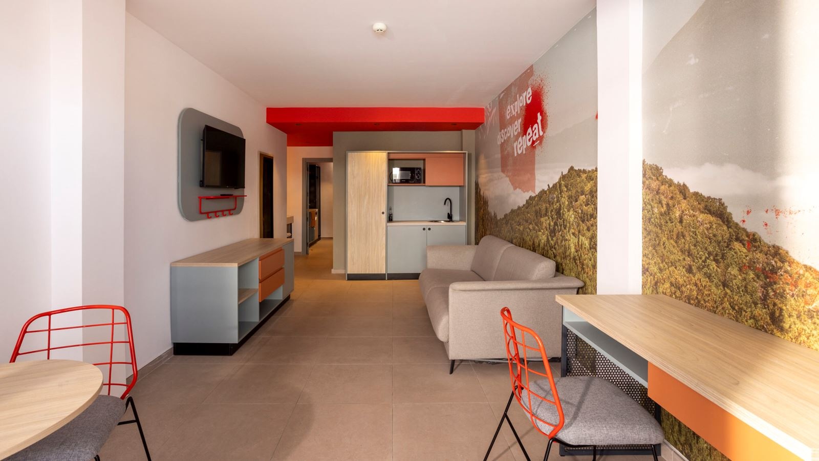 rooms-the-loop-suite-pool-view